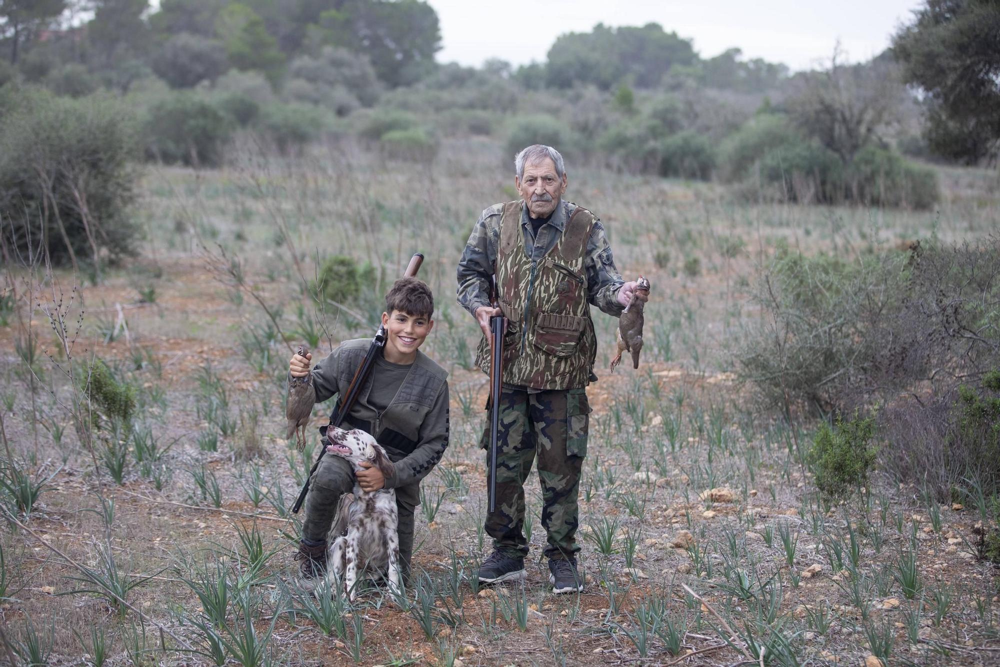 Así ha sido el primer día de caza en Palma de un abuelo y su nieto tras ocho años de prohibición
