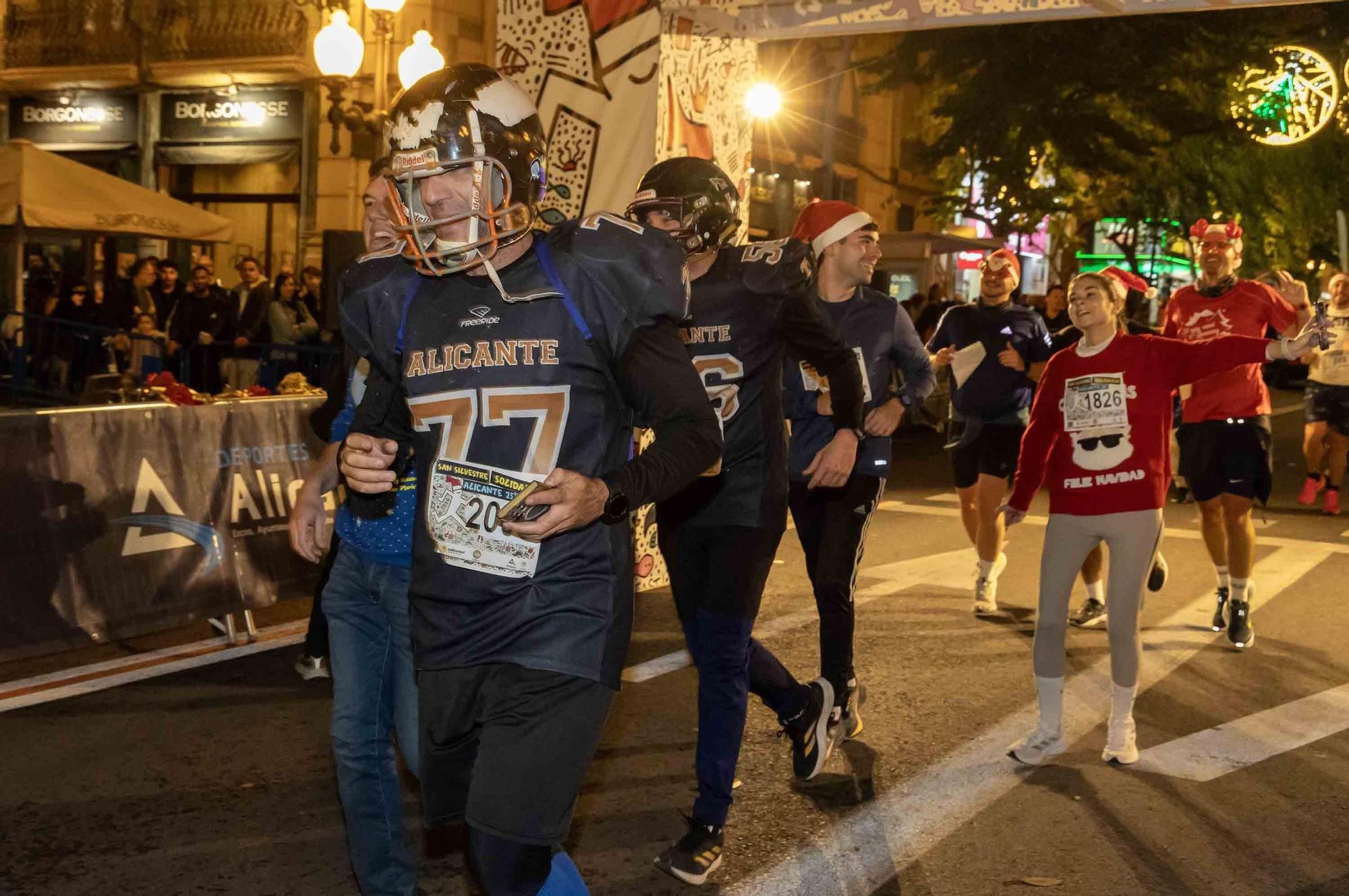 La San Silvestre de Alicante llena de colorido la ciudad