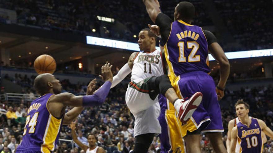 Un momento del partido entre los Bucks y los Lakers.