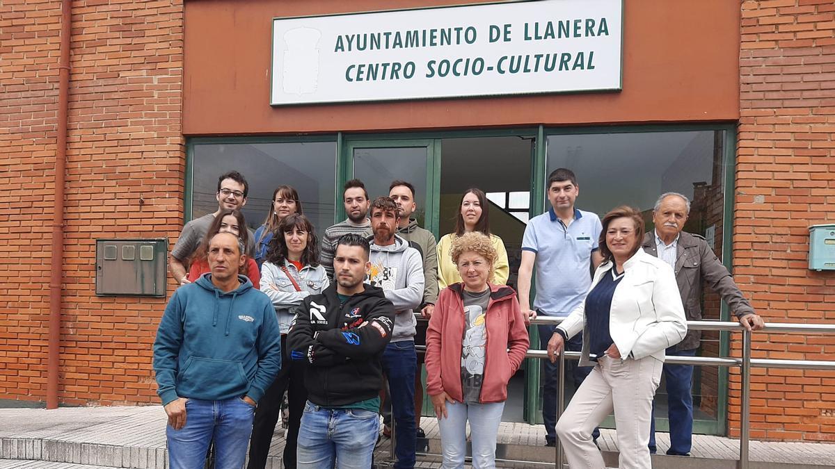 Un grupo de vecinos de Pruvia de Arriba afectados por los cortes de agua