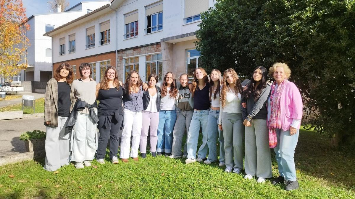 Por la izquierda, Cathy García, Mélyne Flenet, Clara Prudhomme, Adriana García, Soraya Ordiales, Faustine Delaforge, Margareth Schneider, Paloma Marano, Lucía Pruneda, Alba López, Antonella Solorzano y Covadonga Fernández
