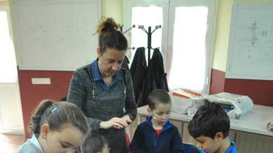 Los niños de San Cosme jugando en las antiguas escuelas.