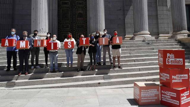 Òmnium Cultural y Amnistia i Llibertat entregan en el registro del Congreso de los Diputados firmas para solicitar una Ley de Amnistía para los presos del 'procés'.