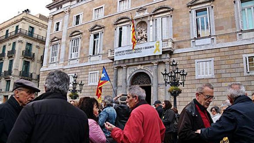 Protesta sobiranista ahir a la plaça de Sant Jaume amb la pancarta al fons