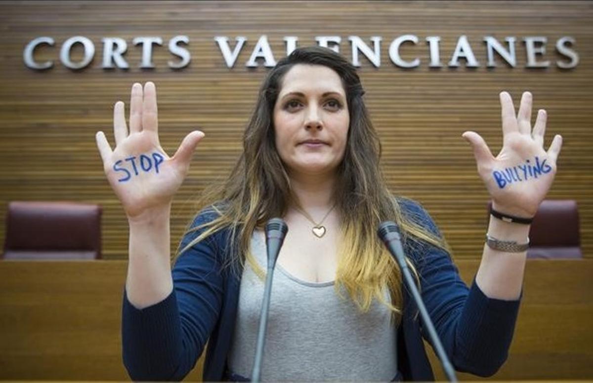 Marian Campello muestra las palmas de las manos con la inscripción stop bullying, en Les Corts.