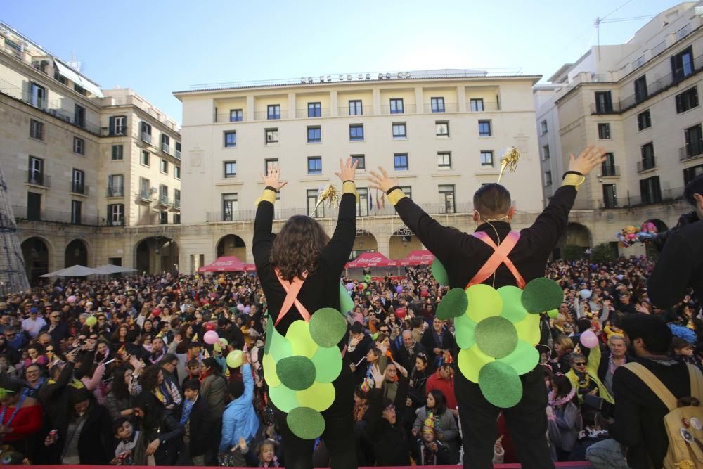 Más de 3.000 personas entre niños y mayores adelantan la entrada al 2019 en la plaza del Ayuntamiento