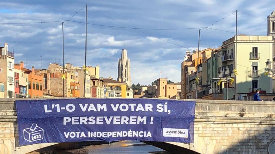 La pancarta amb el lema &#039;L&#039;1-O vam votar sí, perseverem! Vota independència!&#039; al Pont de Pedra de Girona ·