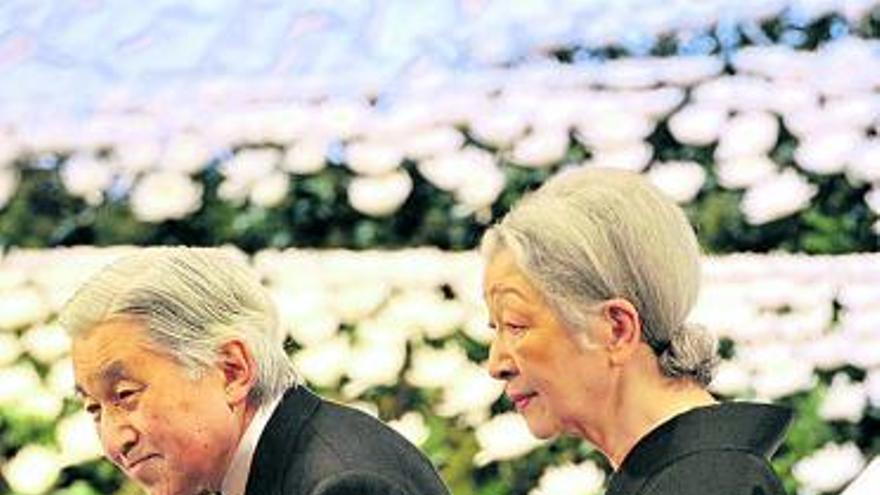 El emperador Akihito y Michiko, en uno de los actos de conmemoración. | reuters