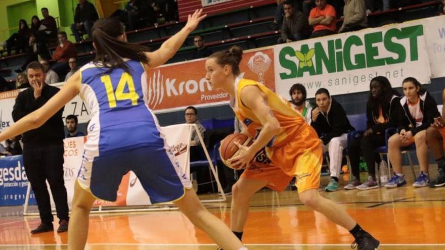 Bartonova, con el balón, en el partido contra La Seu.