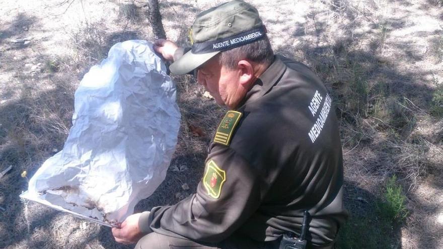 Un agente forestal muestra uno de los farolillos encontrados.