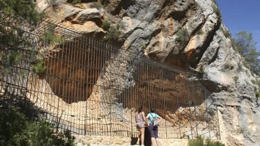 Exterior de la Cueva de la Araña de Bicorp.