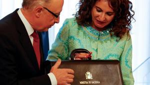 La ministra de Hacienda, María Jesús Montero, en el momento en que recibió la cartera ministerial de su antecesor, Cristóbal Montoro, en junio del 2018.