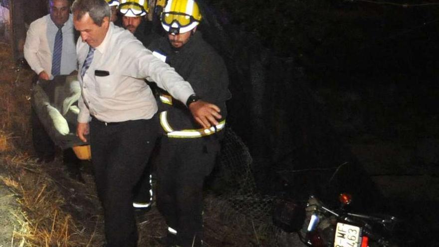 Un motorista fallece en Meis tras chocar contra un coche y unos postes de piedra