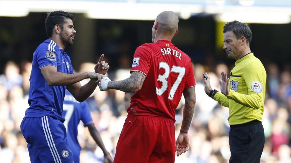 Clattemburg avisando a Diego Costa y Martin Skrtel en un Chelsea-Liverpool