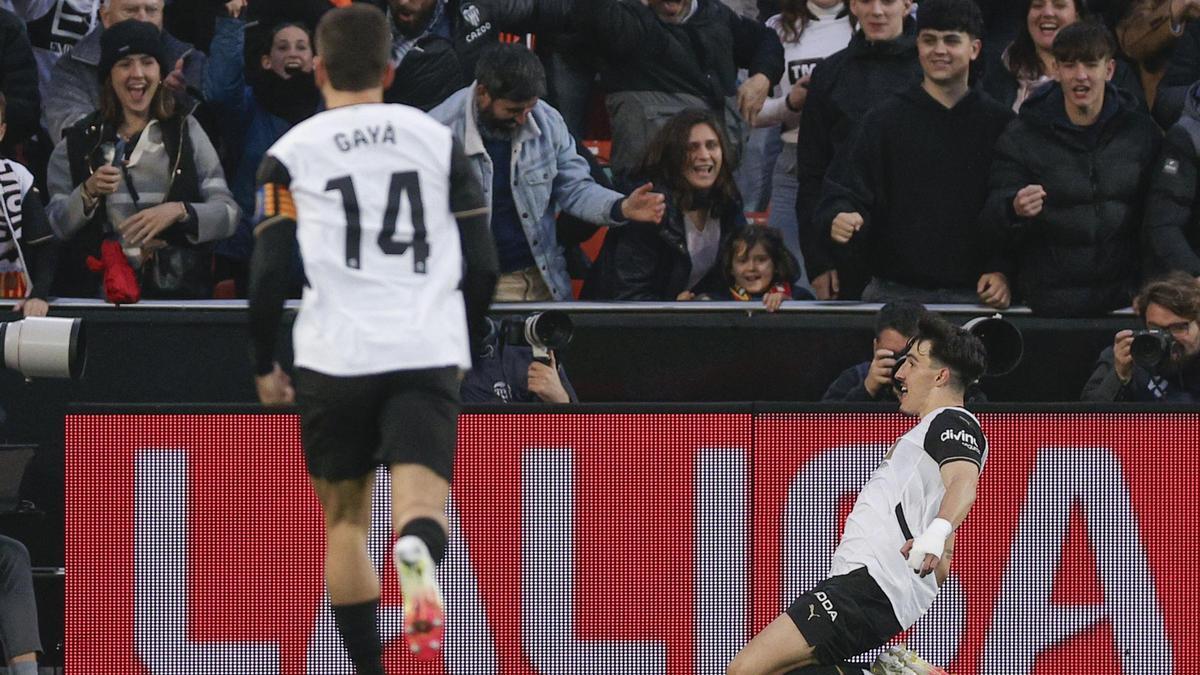 Diego López celebra un gol esta temporada en Mestalla.
