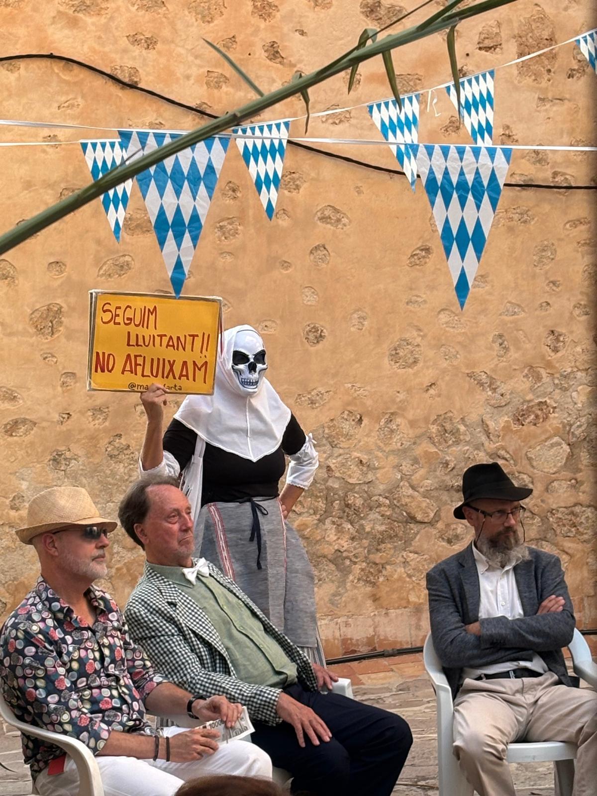 «Una obra que tendría que estar en el Teatre Principal de Palma», ha dicho de ella en redes sociales un personaje que encarna la indignación de muchos mallorquines, Madò Farta