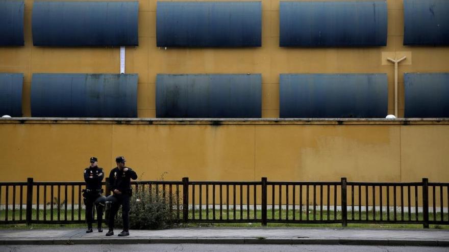 Dos policías se enfrentan a un año de cárcel por agredir a un interno en el CIE de Aluche