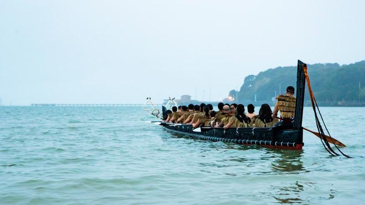 Miembros de la subtribu de Ngāti Whātua Ōrākei con el waka o embarcación maorí tradicional.