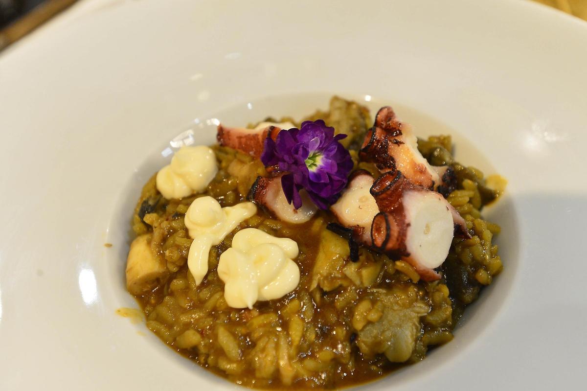 Arroz meloso de pulpo con alcachofas.