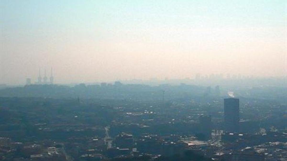 La neblina causada por la contaminación en el área metropolitana de Barcelona, vista desde Santa Coloma de Gramenet, el pasado lunes.