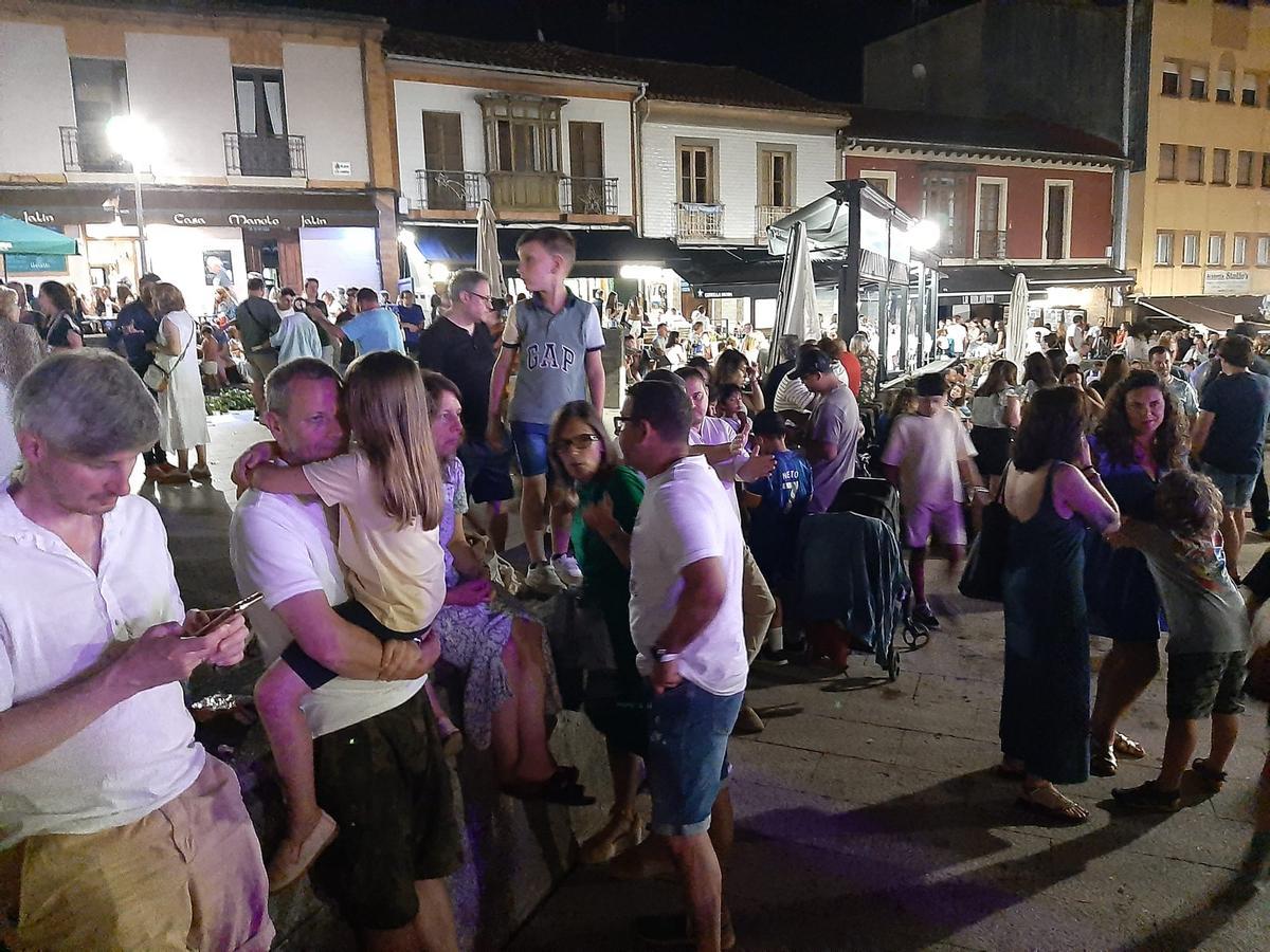 Los solteros plantan el álamo por San Juan en la Pola