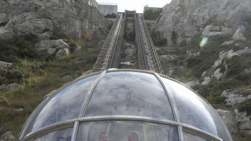 Viajeros, en el ascensor del monte de San Pedro.