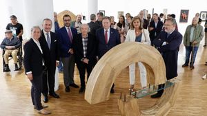 Por la izquierda, tras una de las obras del artista, Alicia Vallina, Pablo Junceda, David Álvarez, Herminio, Alfredo Canteli, Conchita Méndez y Alfredo García Quintana, en la inauguración de la muestra.