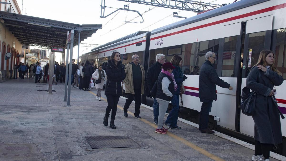 Usuarios de la red de Cercanías acceden a un tren en Algemesí, en una imagen de archivo.