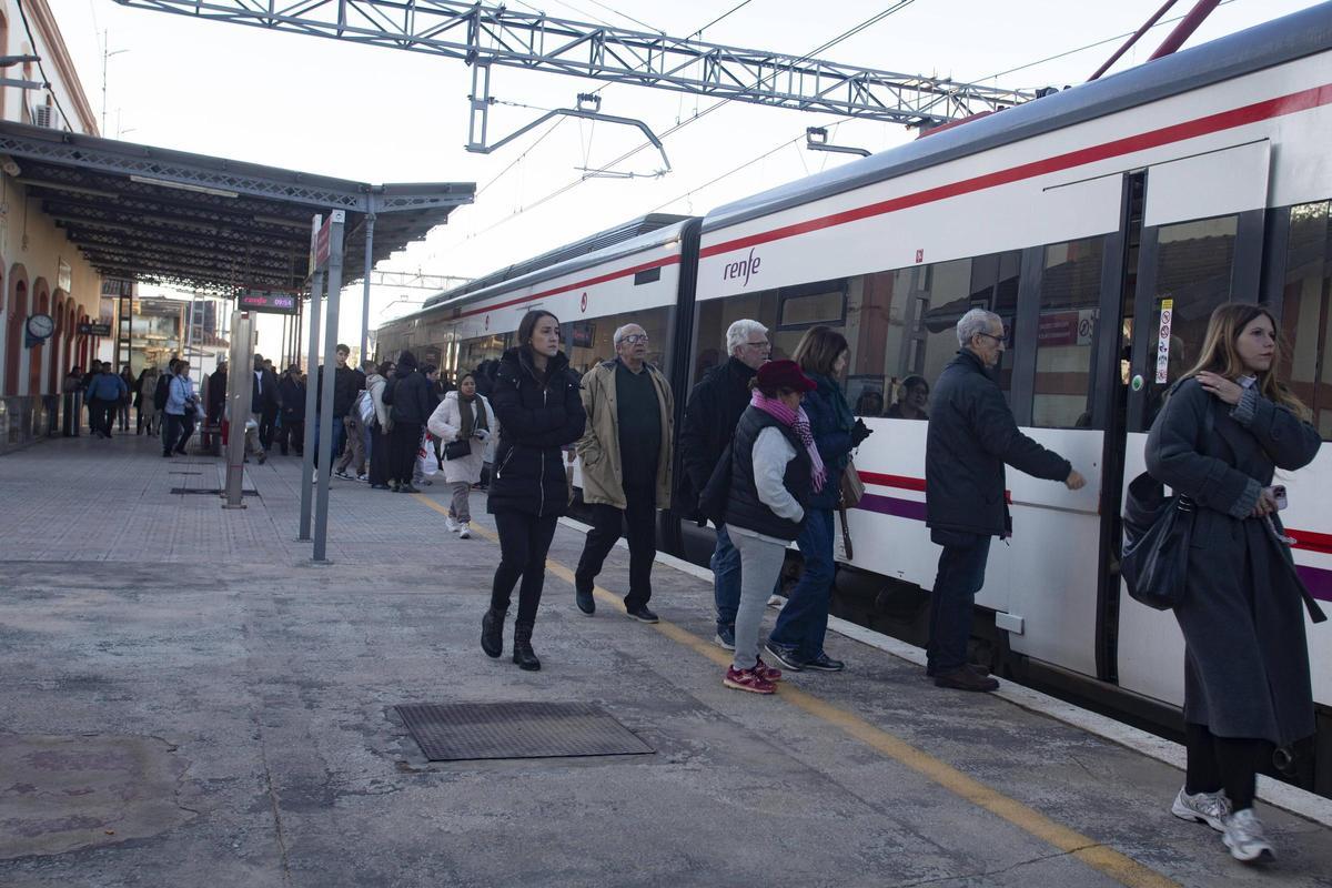 Usuaris de la xarxa de Rodalies accedixen a un tren a Algemesí, en una imatge d’arxiu