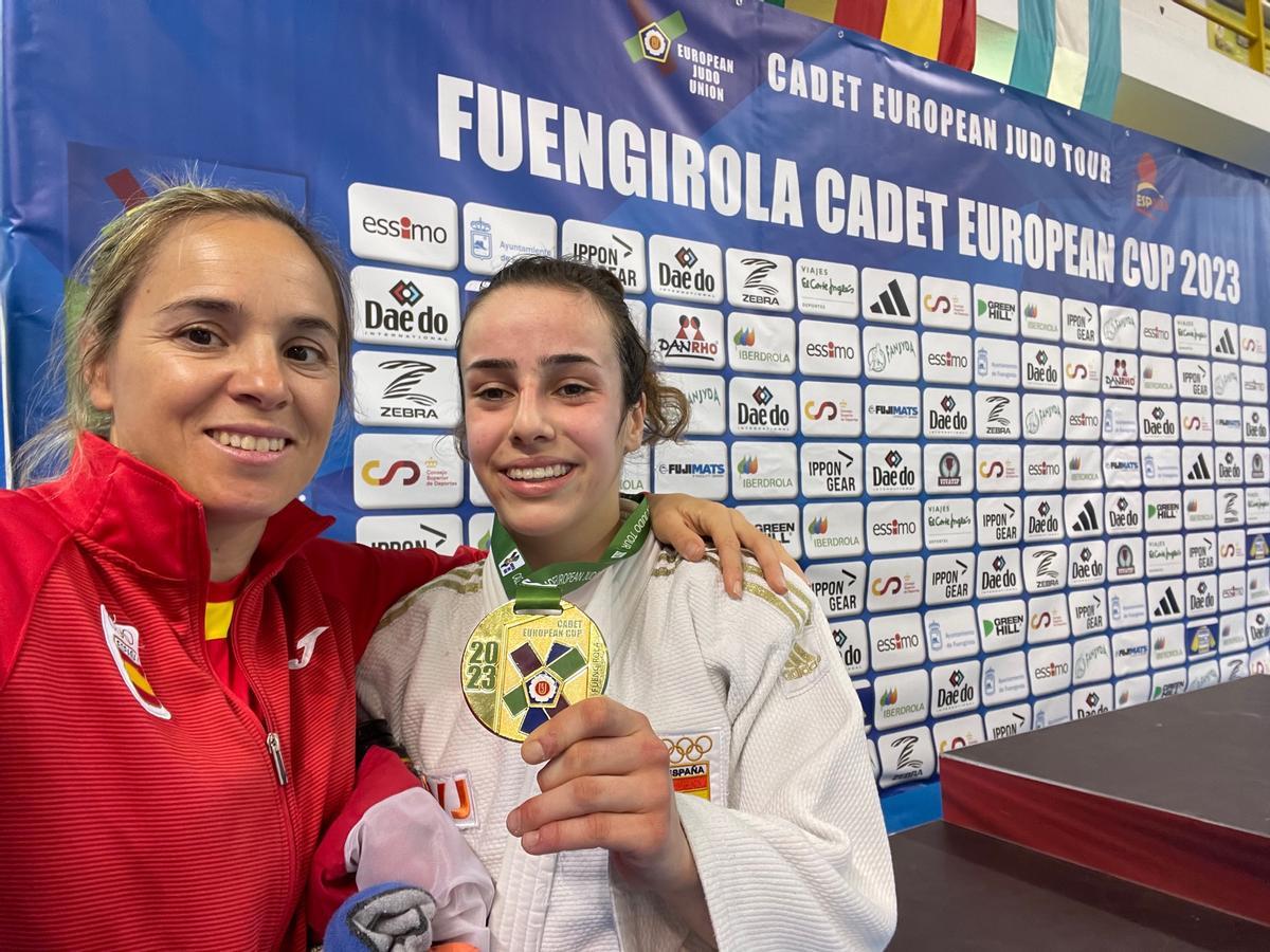 Laura Gómez junto a Aitana Díaz