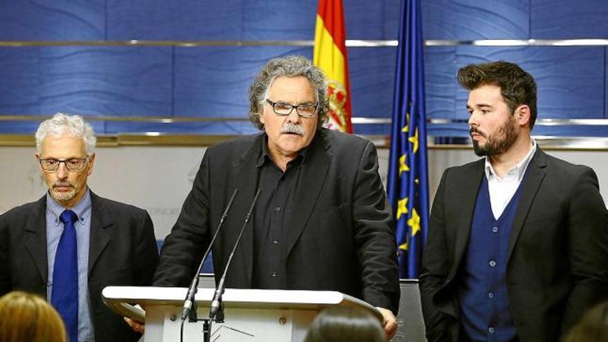 Joan Tardà, ahir en roda de premsa, entre Santiago Vidal i Gabriel Rufián