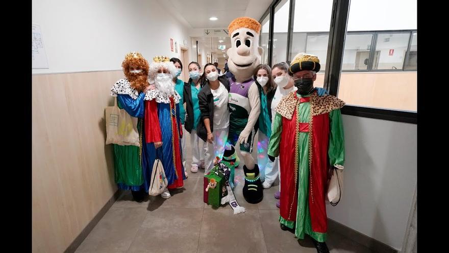 Chicui acompaña a los Reyes Magos en el Hospital Quirónsalud Málaga