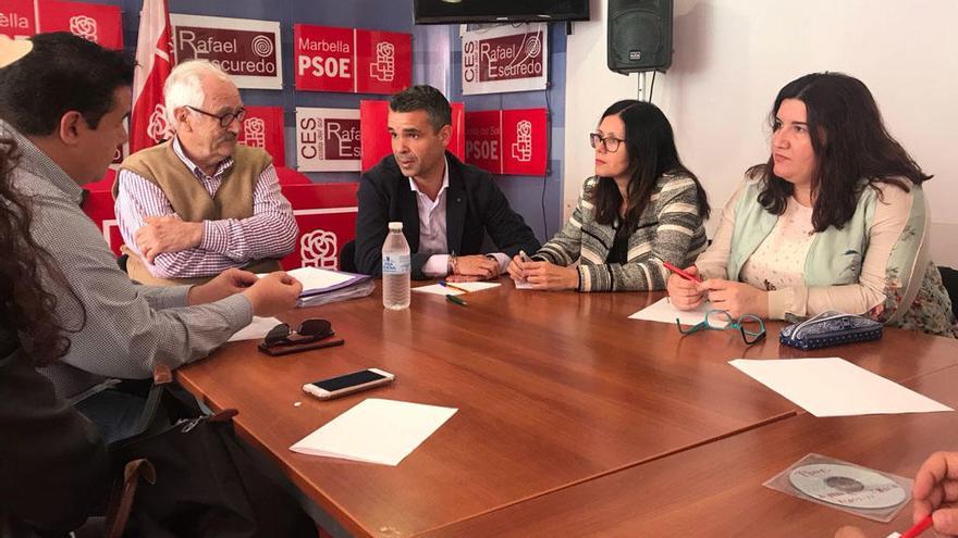Benítez de Lugo junto a concejales del PSOE de Marbella.