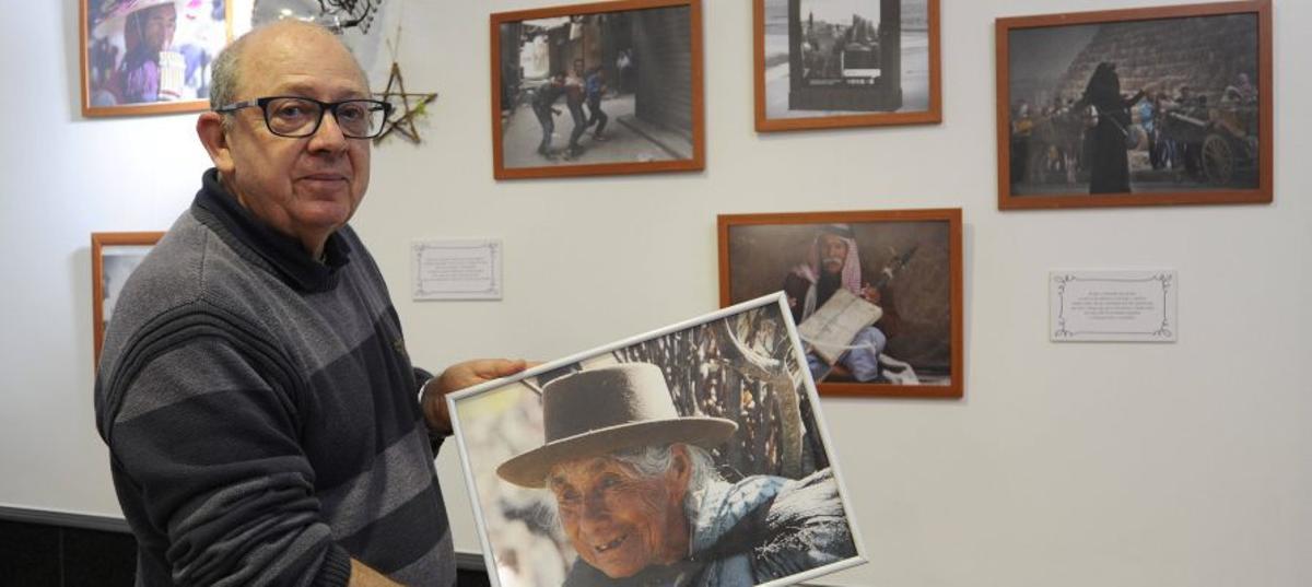 Un instante de la inauguración de la muestra de Ángel Utrera. | BERNABÉ/JAVIER LALÍN