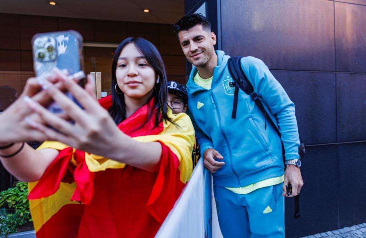 Morata se hace una fotografía con una aficionada