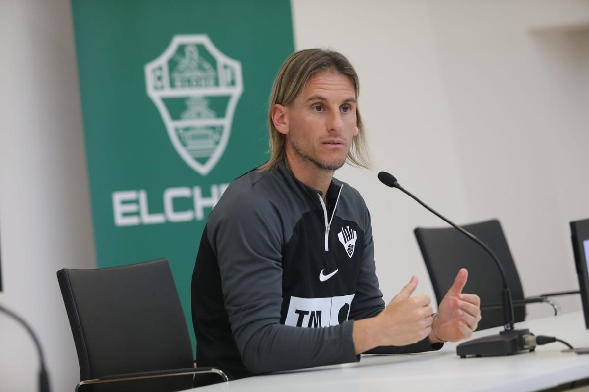 El técnico del Elche dando explicaciones, durante su rueda de prensa