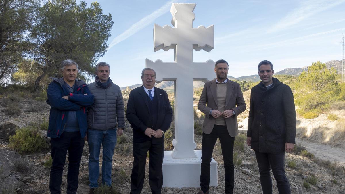 Colocación de Cruz ornamental a la entrada a Caravaca