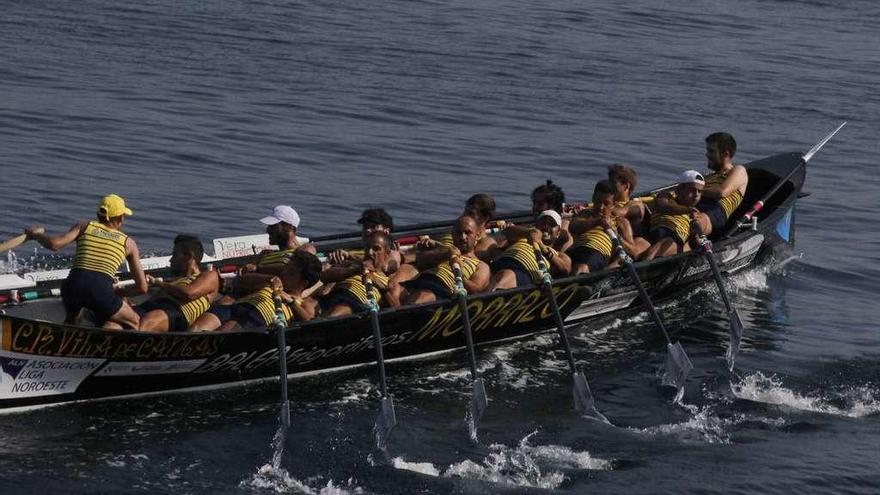 La trainera del Vila de Cangas en pleno esfuerzo en la regata celebrada el pasado sábado. // Santos Álvarez