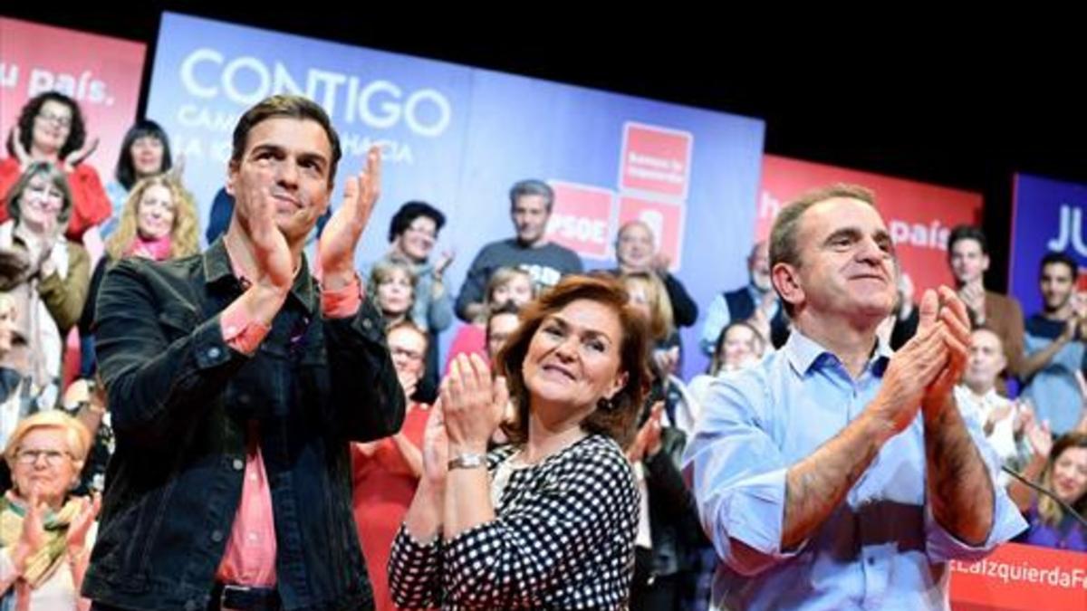 Pedro Sánchez, Carmen Calvo y José Manuel Franco el jueves en Alcorcón (Madrid), en un acto de la campaña contra el machismo.