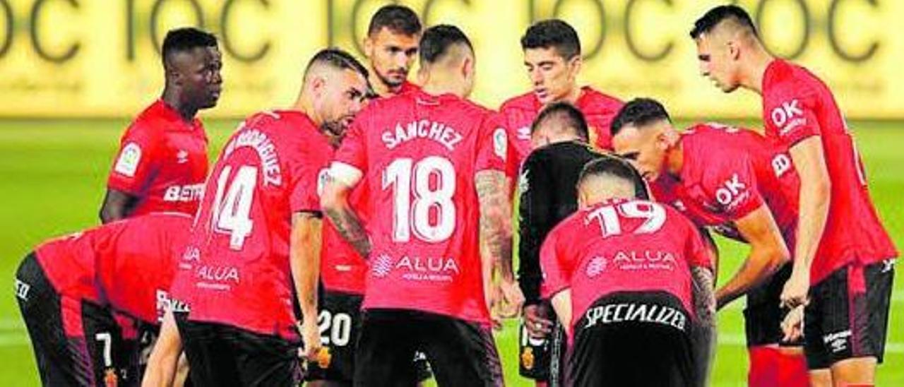 Los jugadores del Mallorca se conjuran antes del partido en Las Palmas.