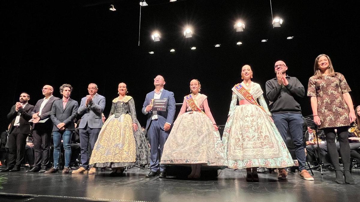 Los ganadores del concurso nacional, junto a las Falleras Mayores de Xàtiva.