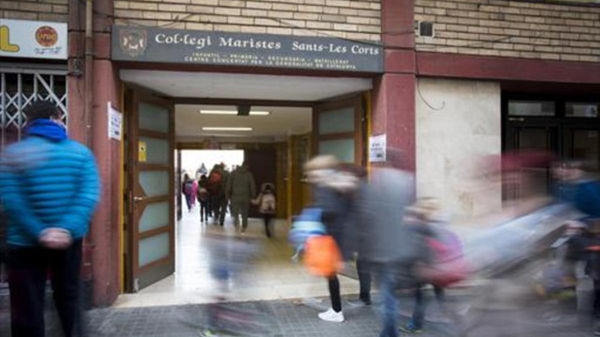 UN DÍA MÁS Alumnos de Maristas de Sants-Les Corts entran en el colegio, ayer.