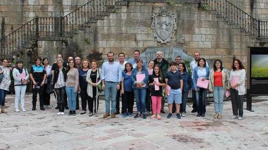 Participantes en el acto de constitución del Consejo Municipal de la Infancia de Piloña.