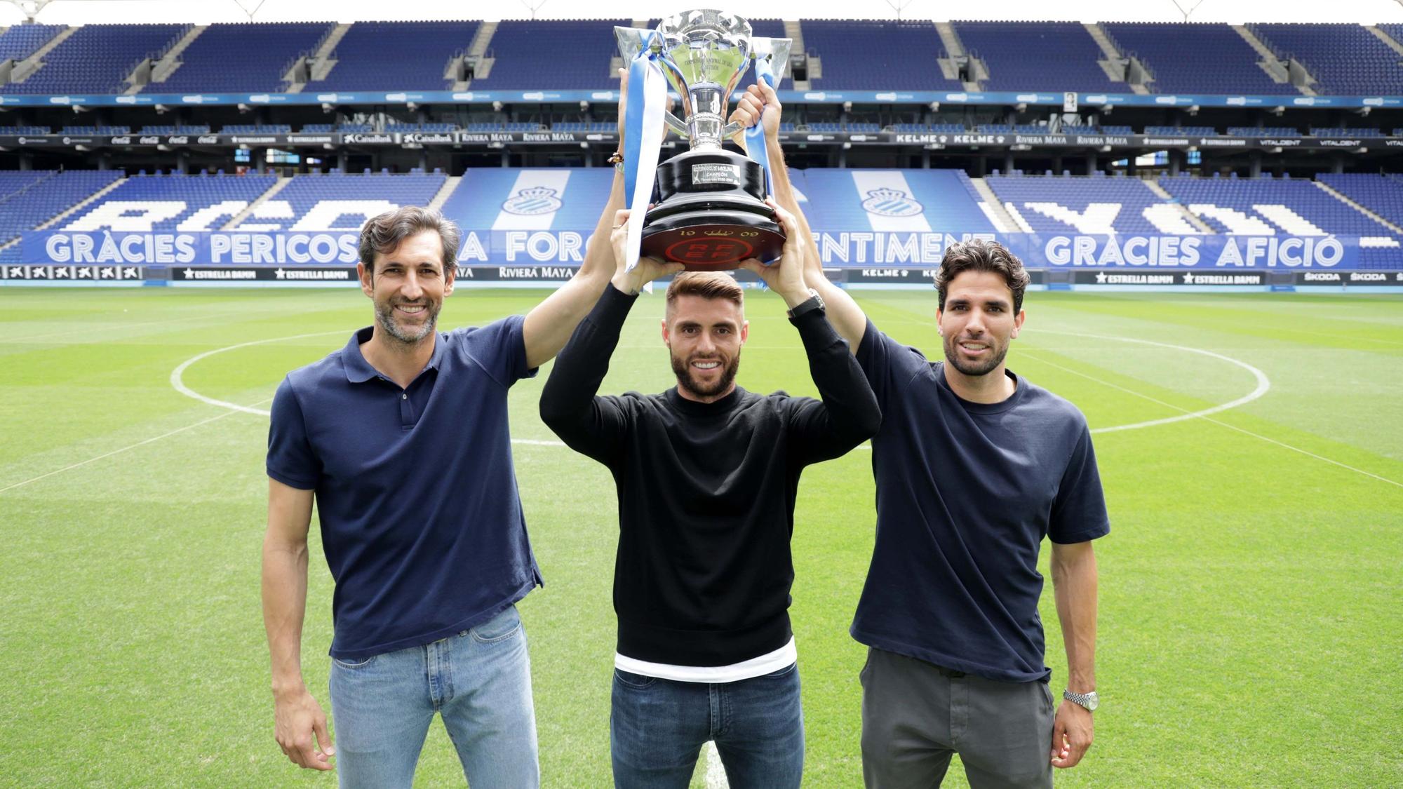 Diego López, David López y Cabrera alzan el trofeo de campeones de Segunda, este lunes en el RCDE Stadium.