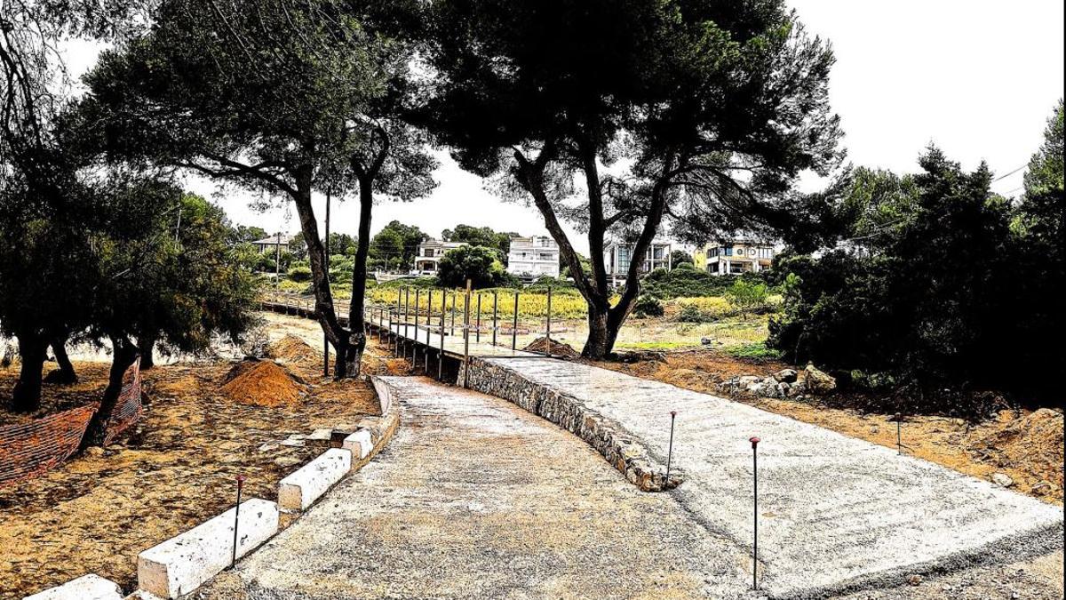 Una imagen del tramo de vía y la rampa que se ha construido en la parte de la playa donde se ubica el chiringuito, difundida por la plataforma Salvem Portocolom.