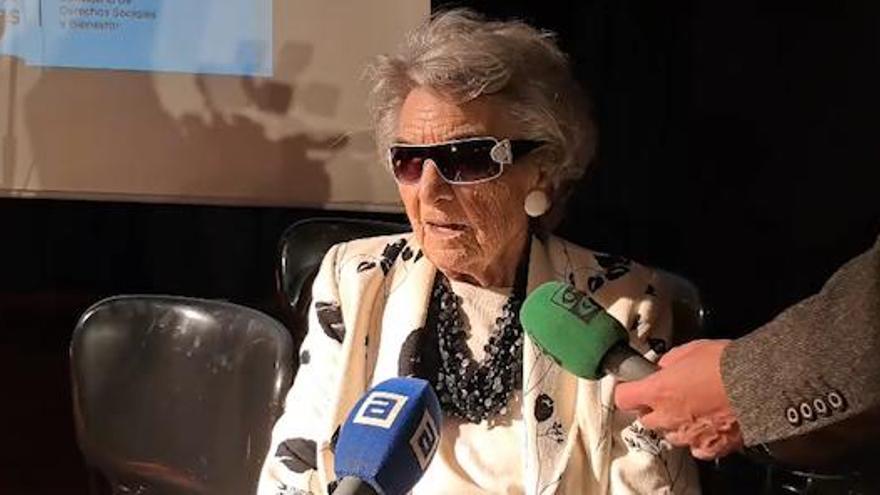 La nonagenaria &quot;Lola&quot; Palacios arrasa en el III Certamen Tribuna Ciudadana