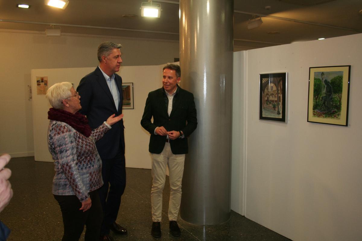 Poco antes de iniciarse el encuentro recorrían la exposición de María Ramos en compañía de la artista que estos días expone en el Centro Cultural Alcalde José María Campoy Camacho.