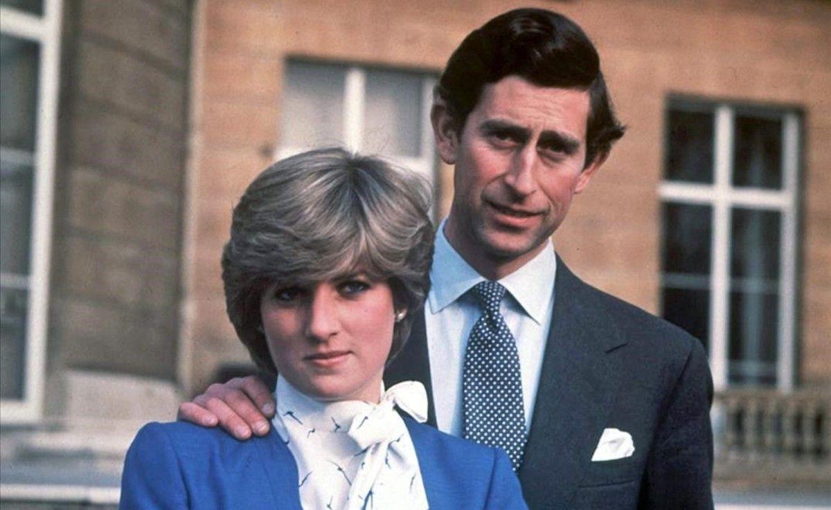 Diana Spencer y Carlos de Inglaterra, el día en que se anunció el compromiso de boda. Primavera de 1981.