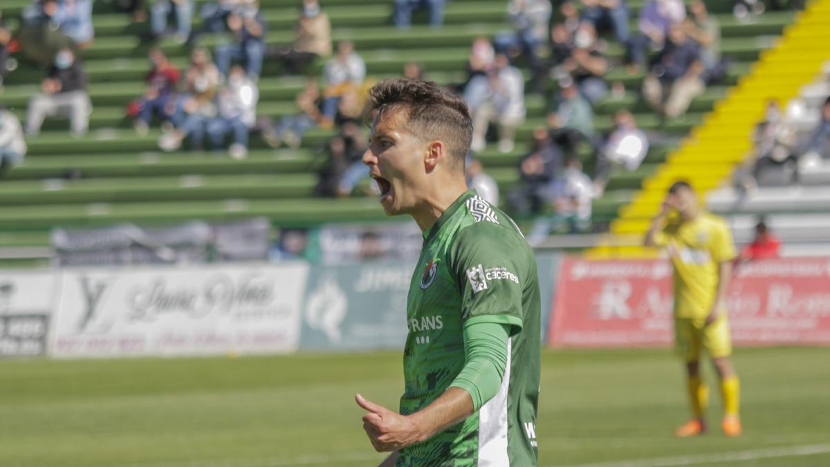 Pablo Platero, celebrando un gol con el Cacereño.