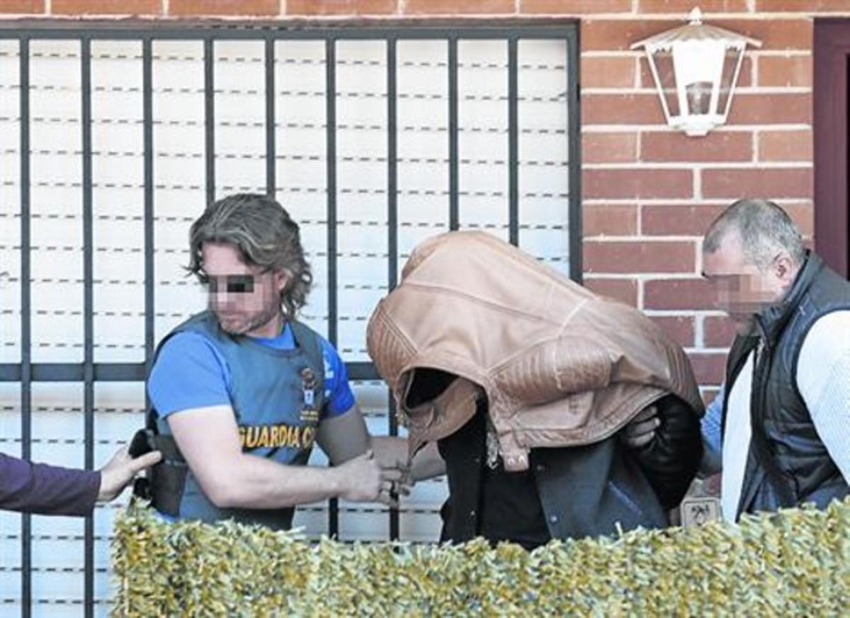 Un moment del registre a la casa aparellada de Majadahonda, amb el sospitós escortat pels agents.